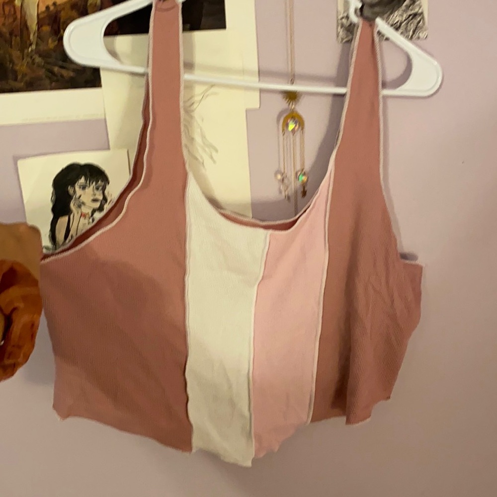 Cropped tee- tri colored v-shaped
